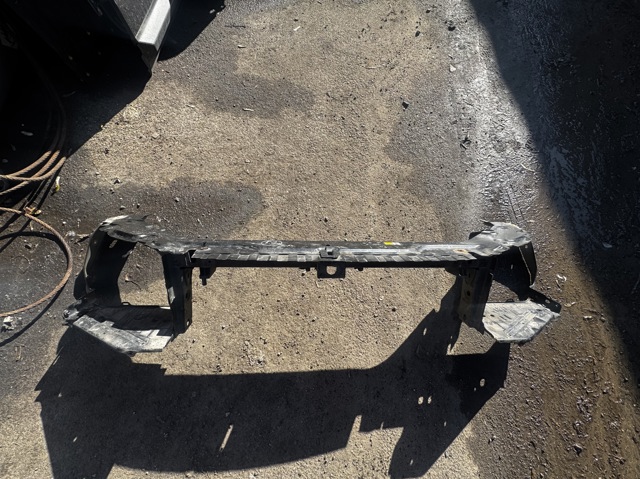 Рамка радіатора верхня LR022102 LAND ROVER