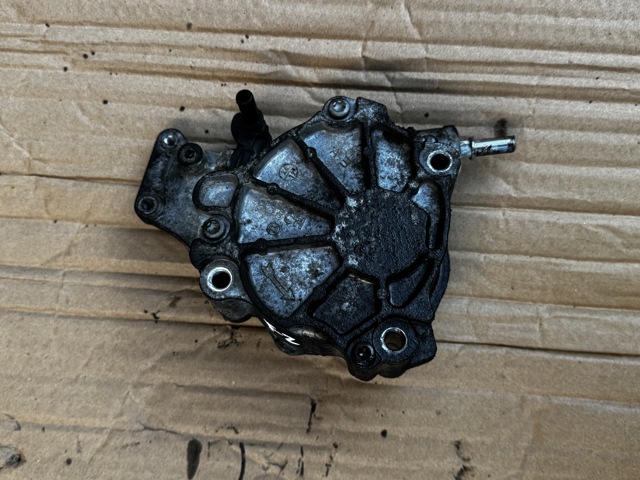Насос вакуумний LR037627 LAND ROVER