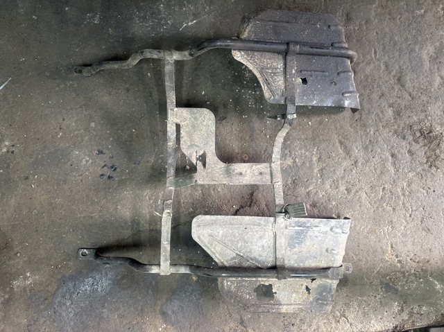 Кронштейн баку паливного WFZ100100 LAND ROVER