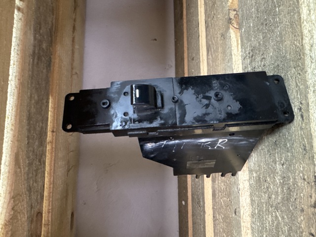 Кнопка підйомника переднього правого скла YUD000253PVA LAND ROVER