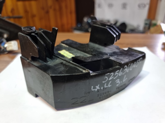 Напрямна заднього бампера, ліва 5256360050 TOYOTA