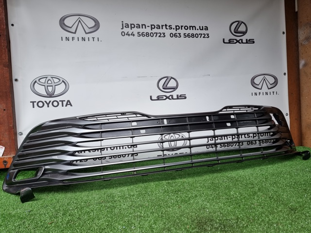 Решітка переднього бампера, центральна 5310233290 TOYOTA