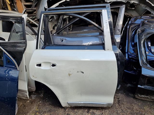 Двері пасажирські задні праві 6700360560 TOYOTA