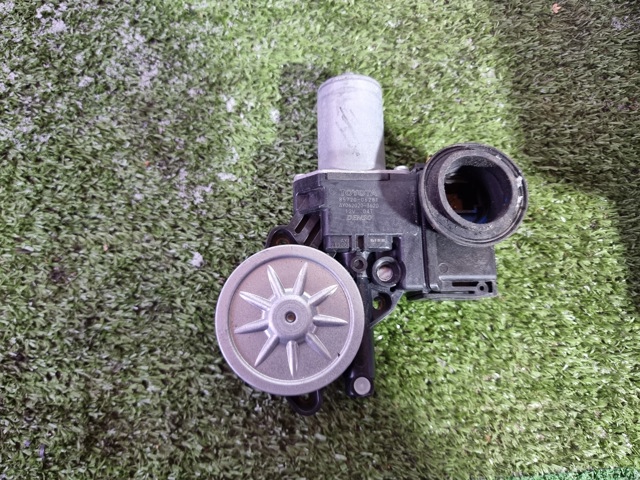 Мотор склопідйомника водійських дверей 8572006281 TOYOTA