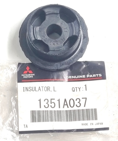 Кронштейн/подушка кріплення радіатора, нижній 1351A037 MITSUBISHI