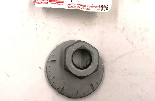 Гайка болта кріплення переднього важеля, нижнього 4819860011 TOYOTA