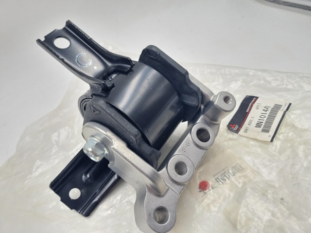 Права подушка двигуна MN101441 MITSUBISHI