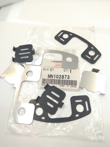 Пластина протискрипна кріплення гальмівної колодки, задня MN102873 MITSUBISHI