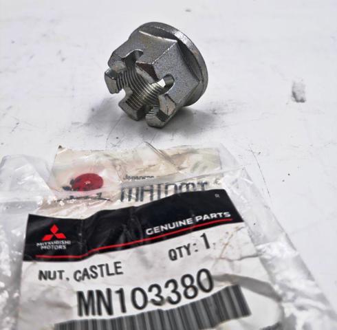 Гайка маточини передньої MN103380 MITSUBISHI