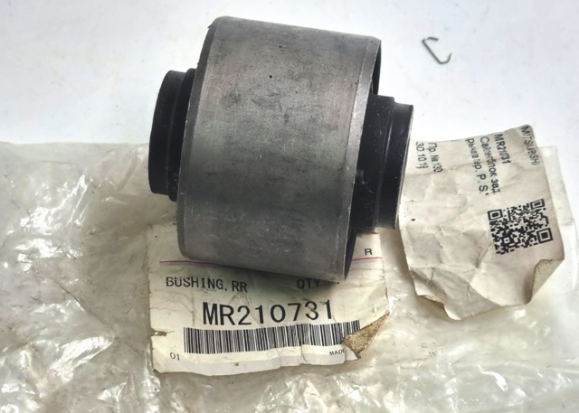 Сайлентблоки поздовжніх важелів передньої підвіски MR210731 MITSUBISHI