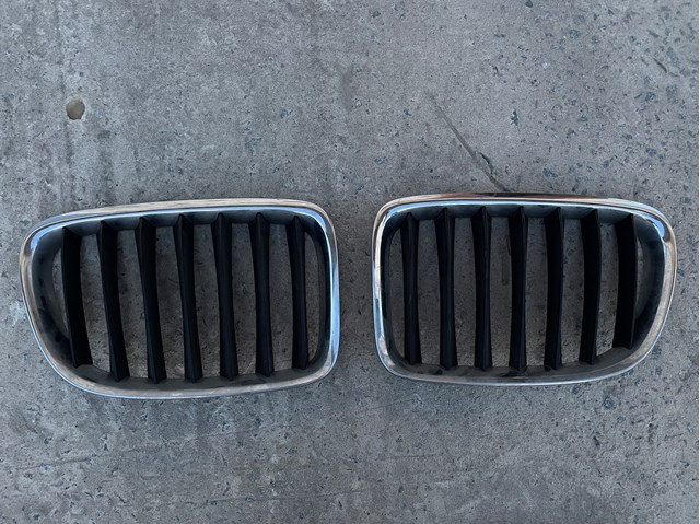 Решітка радіатора ліва 51112993307 BMW