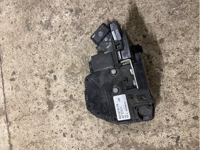Замок дверей зсувних 825027817R RENAULT