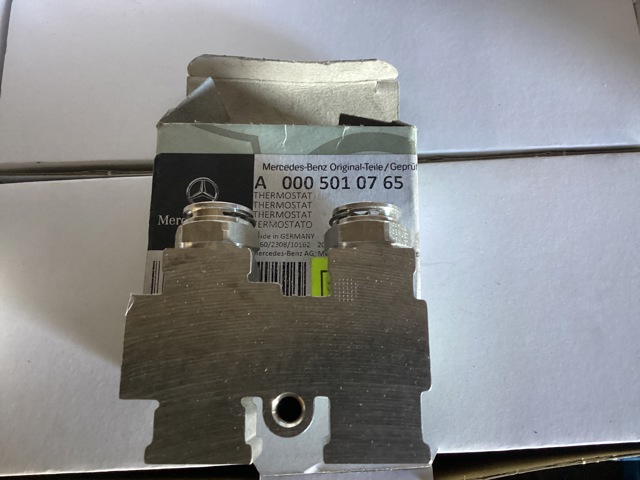 Термостат системи змащення двигуна A0005010765 MERCEDES