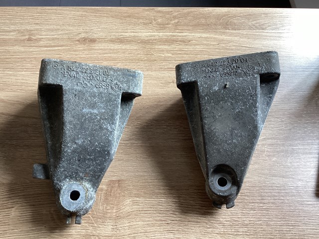 Кронштейн подушки (опори) двигуна, правої A6422232004 MERCEDES