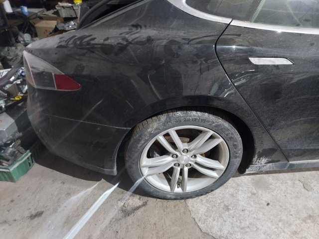 Боковина кузова права 1024207S0B TESLA