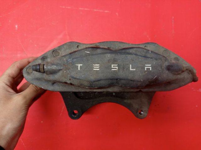 Супорт гальмівний, передній, лівий 104263900F TESLA