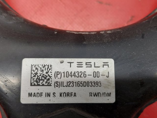 Важіль передньої підвіски верхній, правий 104432600J TESLA