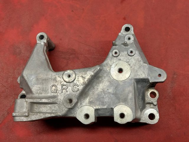 Кронштейн подушки (опори) двигуна, правої 112314BA0B NISSAN