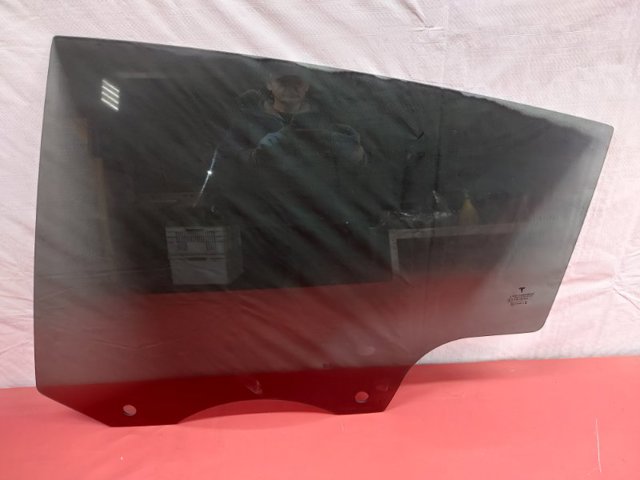 Скло задньої двері лівої 149550600B TESLA