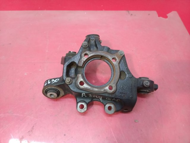 Кулак поворотний правий 33406797570 BMW