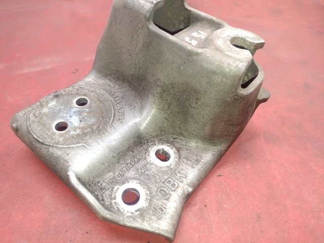 Кронштейн подушки (опори) двигуна, правої 41032AJ050 SUBARU