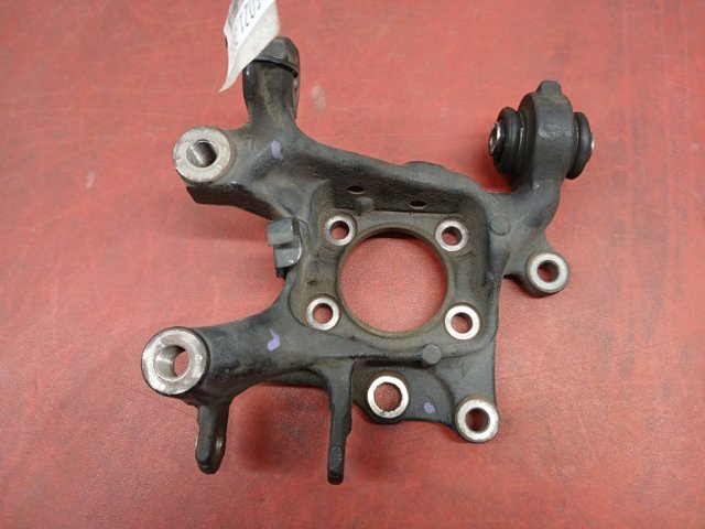 Кулак поворотний лівий 423050R020 TOYOTA