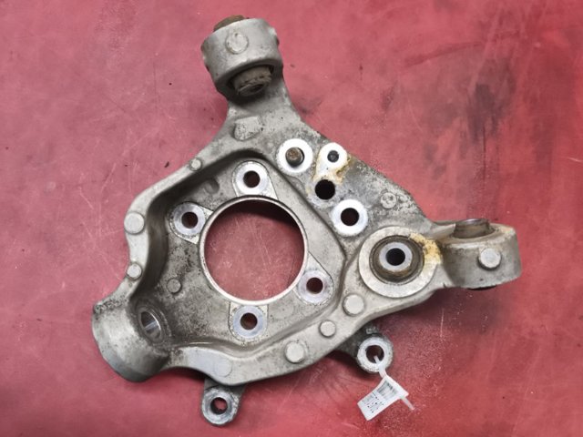 Цапфа поворотна права 430181AA0A NISSAN