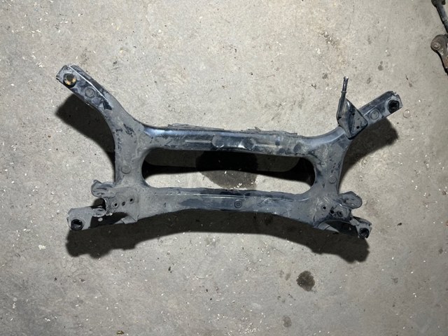 Балка задньої підвіски поперечна 5120647012 TOYOTA