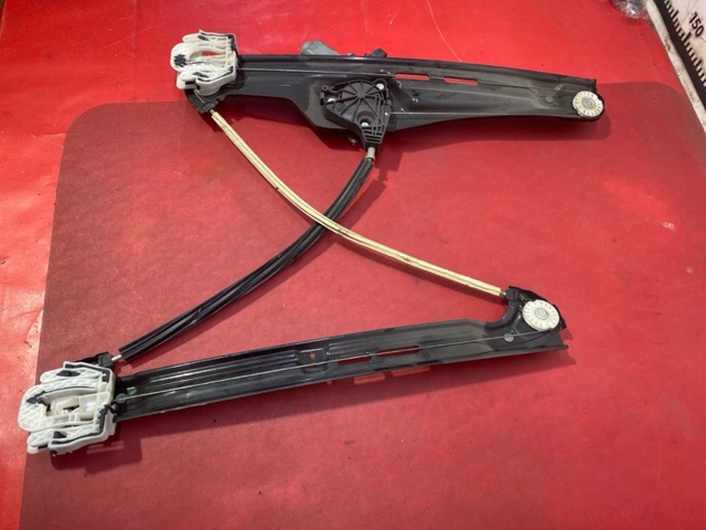 Склопідйомник передньої правої двері 51337355636 BMW