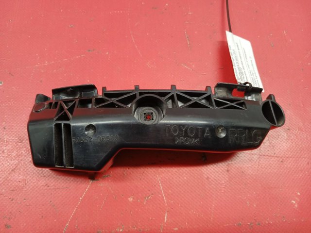 Кронштейн бампера заднього, правий 525620R010 TOYOTA