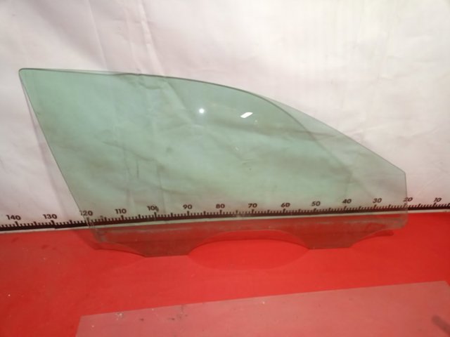 Скло пасажирських дверей 561845202 VAG