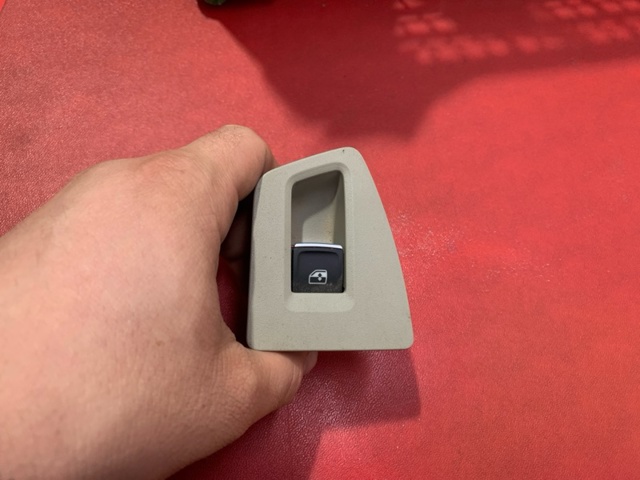 Кнопки переднього правого склопід'ємника 5G0959855 VAG