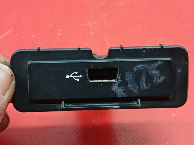 Зарядний пристрій USB 5Q0035726C VAG