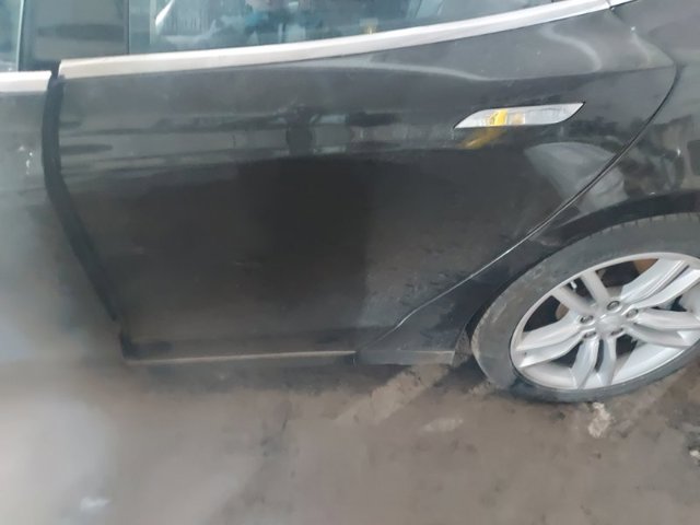 Двері задні Tesla Model S