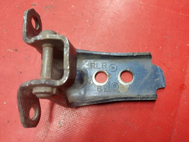 Петля заднтої двері, правої 60479AL02B SUBARU