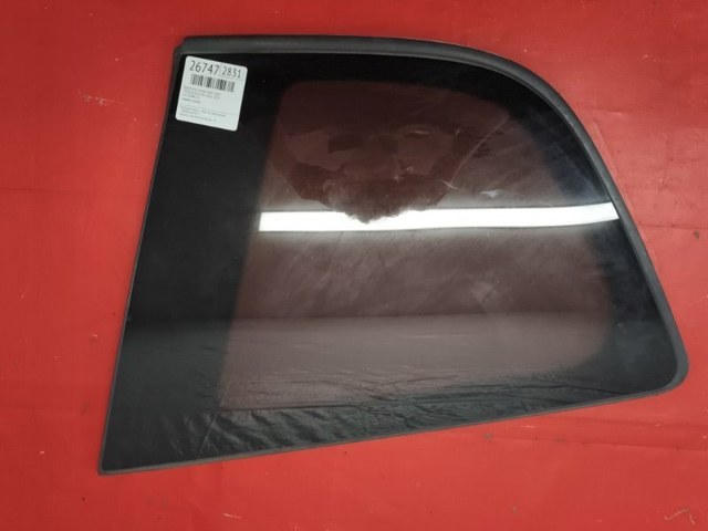 Скло багажного відсіку, праве 627100R010 TOYOTA