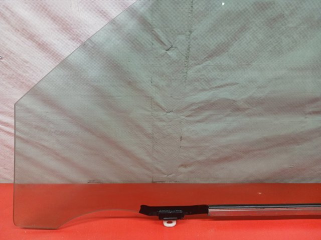Скло пасажирських дверей 681010R011 TOYOTA