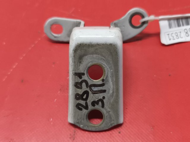 Петля задніх правих дверей 6877002050 TOYOTA