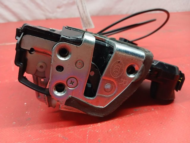 Замок передніх пасажирських дверей 690300C050 TOYOTA