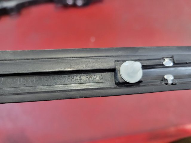 Молдинг заднього правого крила 768A46RA0A NISSAN