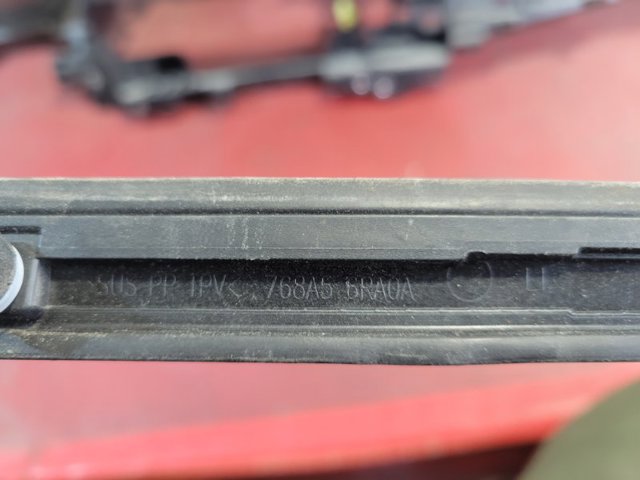 Молдинг заднього лівого крила 768A56RA0A NISSAN