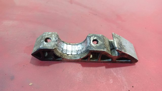 Кронштейн кріплення переднього стабілізатора 7L0411063B PORSCHE