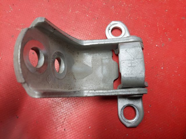 Петля заднтої двері, правої 82420AG000 NISSAN