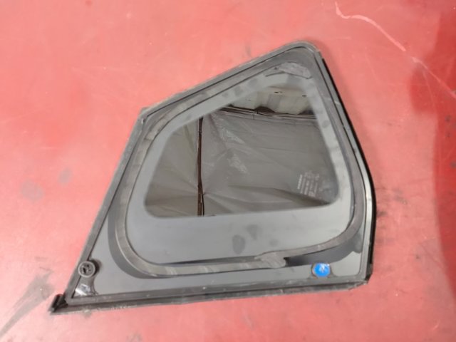 Скло багажного відсіку, праве 833006RA0A NISSAN