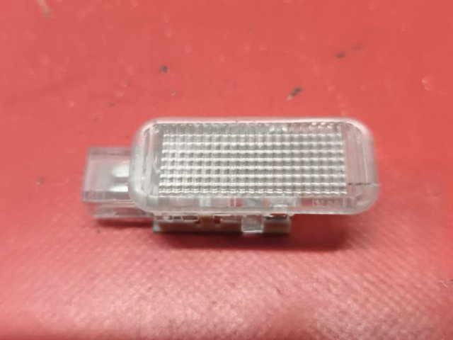 Плафон підсвітки багажного відсіку 8D0947415 VAG