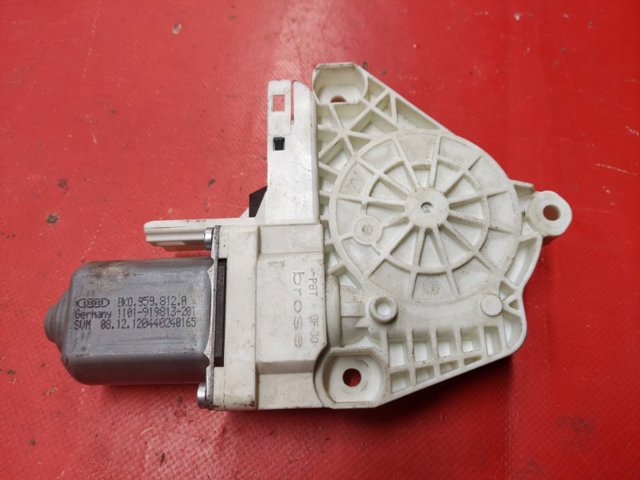 Моторчик склопідйомника двері задніх, правих 8K0959812A VAG
