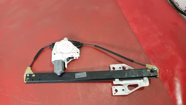 Склопідйомник задніх лівих дверей 8R0839461D VAG