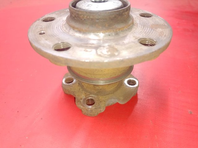 Маточина задня 8V0598611A VAG