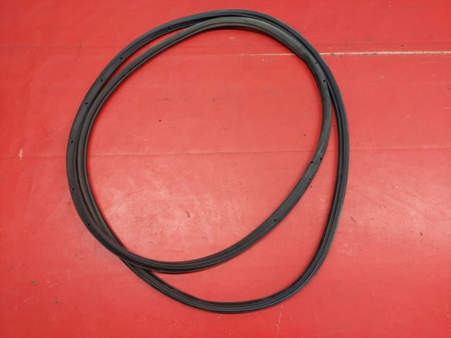 Ущільнювач двері задньої правої (на двері) BDMT72760A MAZDA