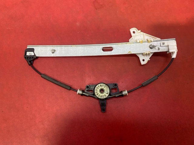Склопідйомник задніх правих дверей KB7W72590 MAZDA